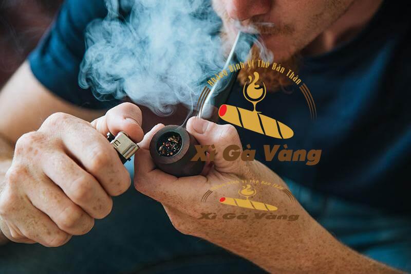 Việc chọn bật lửa chuyên dụng giúp bạn hút xì gà bằng tẩu dễ dàng hơn